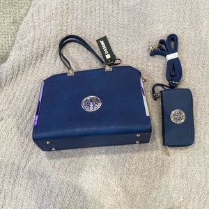 Purse never used comes with the wallet